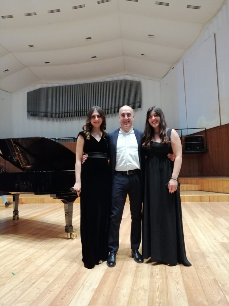 …in mezzo a due soprano